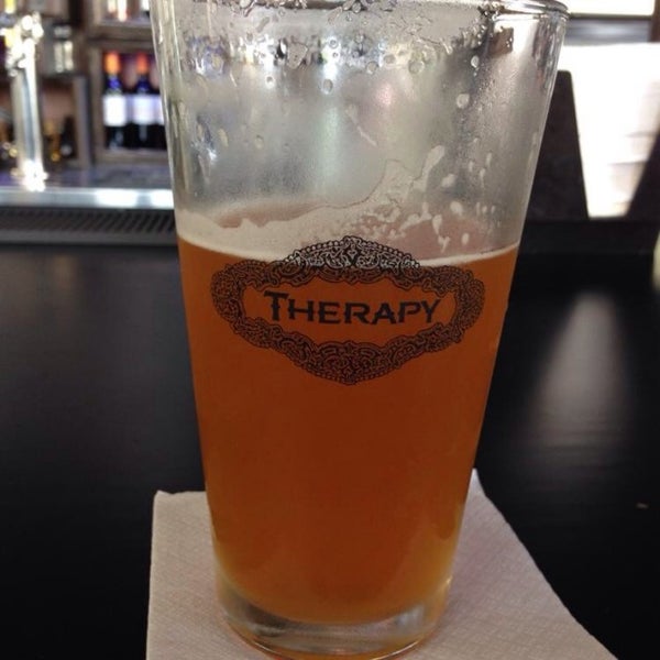 รูปภาพถ่ายที่ Therapy Brew Bar &amp; Wine Lounge โดย Ryan F. เมื่อ 3/14/2014