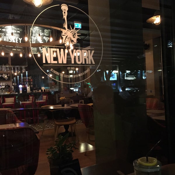 Das Foto wurde bei New York Restaurant &amp; Bar von Serhat F. am 9/11/2017 aufgenommen