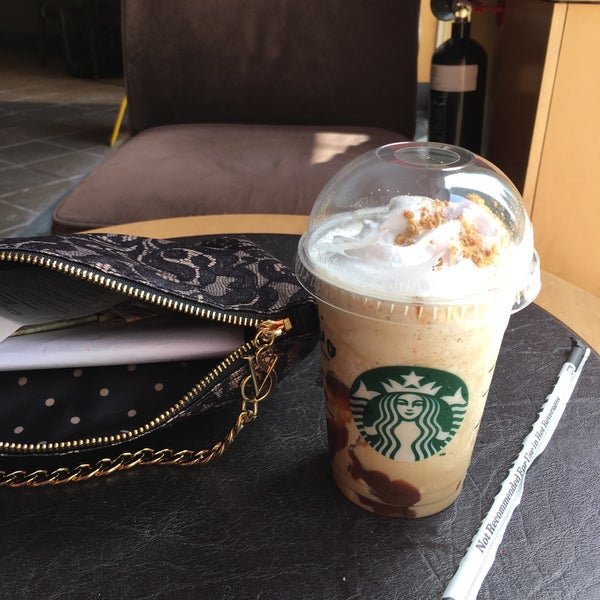 7/13/2016 tarihinde Юлия/Iuliia З.ziyaretçi tarafından Starbucks'de çekilen fotoğraf