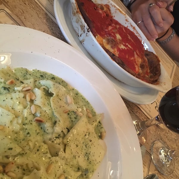 Foto tomada en Ralph&#39;s Italian Restaurant  por Ataylor el 8/30/2017