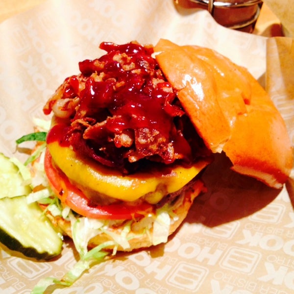 Foto tirada no(a) Hook Burger Bistro por SaSa F. em 6/5/2014
