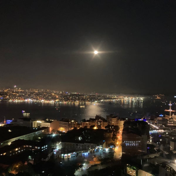 Foto scattata a City Lights Restaurant &amp; Bar InterContinental Istanbul da Vasilis T. il 5/17/2022