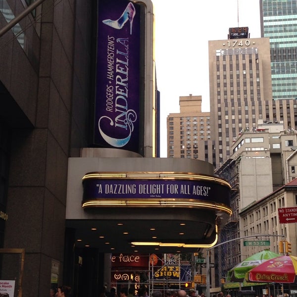 Foto tomada en Cinderella on Broadway  por Craig M. el 7/11/2013