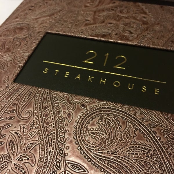 รูปภาพถ่ายที่ 212 Steakhouse โดย Georgianthi M. เมื่อ 1/10/2016