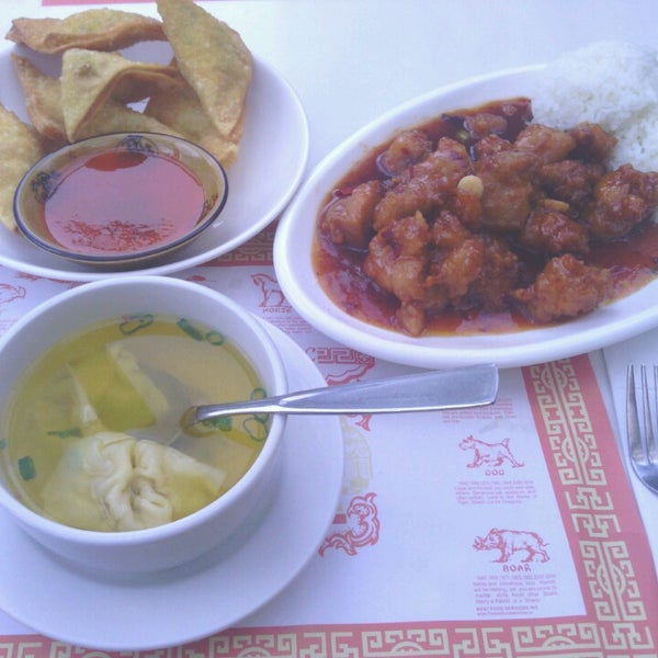 รูปภาพถ่ายที่ Sichuan Bistro โดย Christine S. เมื่อ 10/25/2013