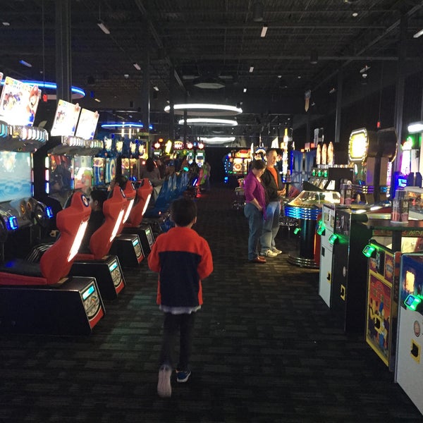 Photo taken at Dave &amp; Buster&#39;s by Wu Y. on 12/24/2015