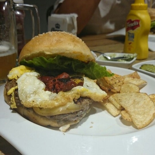 Снимок сделан в Torombolo&#39;s Burger Bar пользователем SazWer L. 10/4/2014