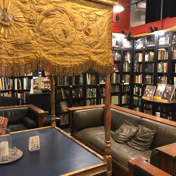 Photo taken at Battery Park Book Exchange And Champagne Bar by rosie (. on 3/12/2018