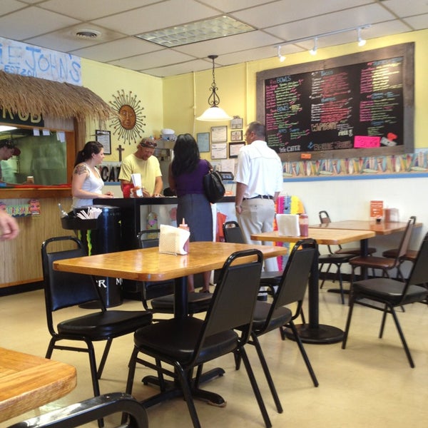รูปภาพถ่ายที่ Ronnie Johns Beach Cafe โดย Chris B. เมื่อ 6/4/2013