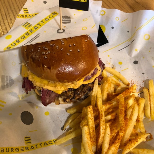 รูปภาพถ่ายที่ Burger Attack โดย Bestami A. เมื่อ 3/16/2018