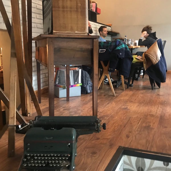 3/25/2018にAli U.がTasarım Bookshop Cafeで撮った写真
