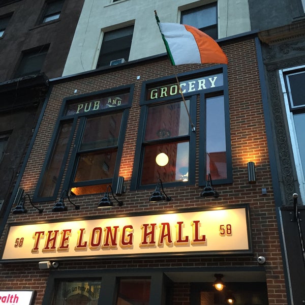Foto tirada no(a) The Long Hall Pub &amp; Grocery por Mike M. em 6/6/2015