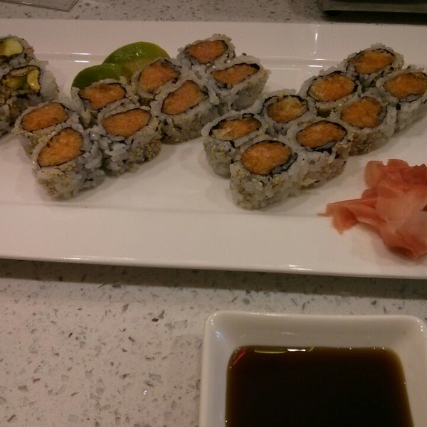 Foto scattata a Mogu Sushi da Forrest K. il 11/10/2013