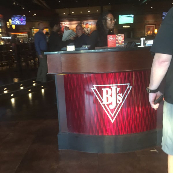 Photo taken at BJ&#39;s Restaurant &amp; Brewhouse by Lisa H. on 2/17/2018