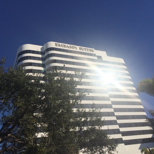รูปภาพถ่ายที่ Embassy Suites by Hilton West Palm Beach Central โดย Lisa H. เมื่อ 12/7/2019