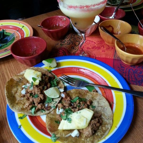 รูปภาพถ่ายที่ Dos Tacos โดย Agafia Y. เมื่อ 3/15/2015