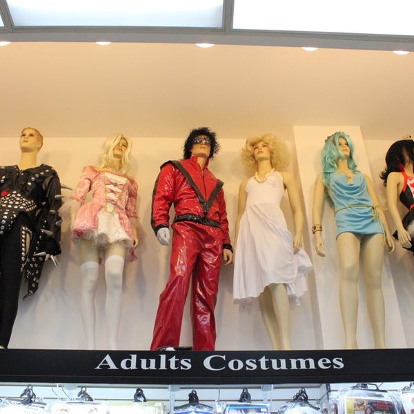 Das Foto wurde bei Hollywood Toys &amp; Costumes von Hollywood Toys &amp; Costumes am 10/2/2013 aufgenommen