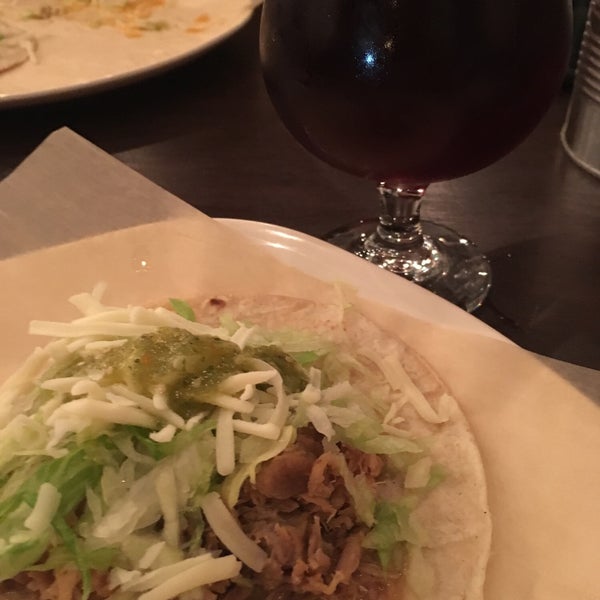 10/24/2018 tarihinde Michelle J.ziyaretçi tarafından Quvo Tacos &amp; Craft Beer'de çekilen fotoğraf