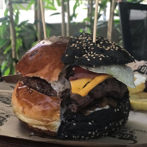 Foto tirada no(a) Daily Dana Burger &amp; Steak por Hootan P. em 9/23/2018