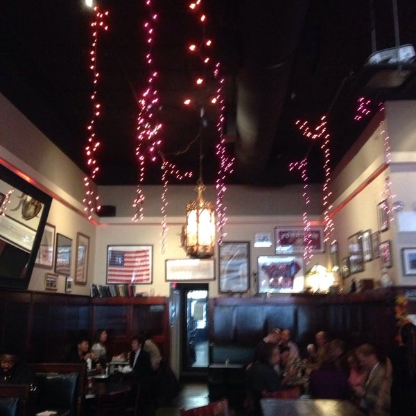 Foto tomada en Maxwell&#39;s Bar &amp; Restaurant  por Robert Maher el 10/24/2014