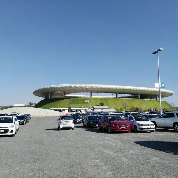 Foto diambil di Explanada Estadio Akron oleh Miguel Ángel A. pada 1/29/2017