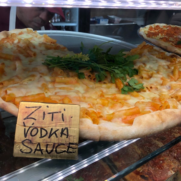 7/27/2018 tarihinde Daniel K.ziyaretçi tarafından Famous Ben&#39;s Pizza of SoHo'de çekilen fotoğraf