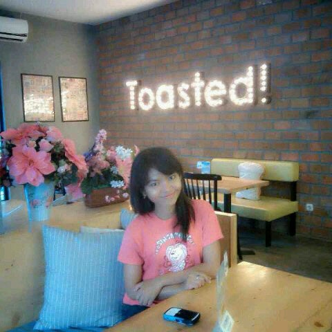 10/6/2013 tarihinde Nurul S.ziyaretçi tarafından Toasty Eatery'de çekilen fotoğraf
