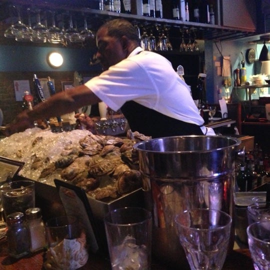 Foto tomada en King Crab Tavern &amp; Seafood Grill  por Colin D. el 11/21/2012