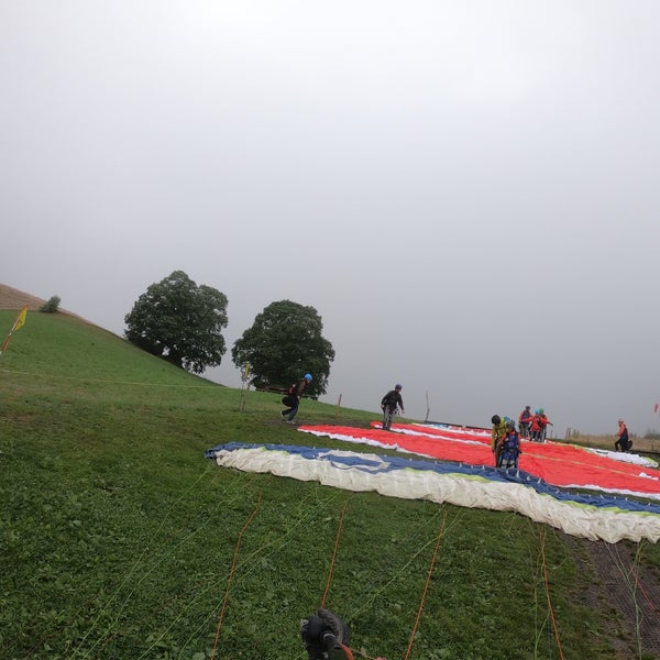 Foto diambil di AlpinAir Paragliding Interlaken oleh Reem A. pada 7/15/2019