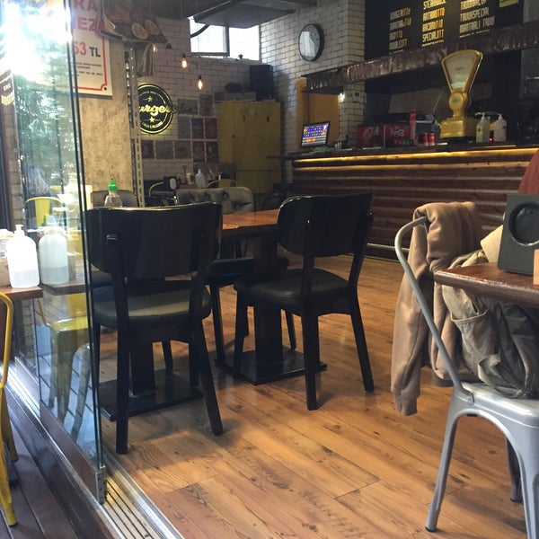 Photo taken at Ottobros Burger &amp; Cafe by TUGAY❤SEVDA on 11/4/2021