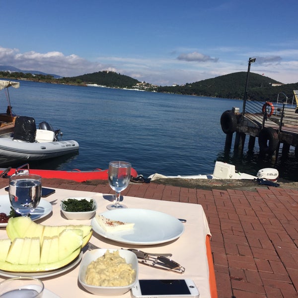 รูปภาพถ่ายที่ Çardak Restaurant โดย EBRU เมื่อ 5/21/2017