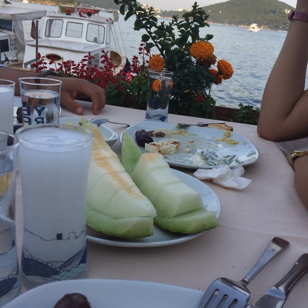 Das Foto wurde bei Çardak Restaurant von EBRU am 7/25/2017 aufgenommen