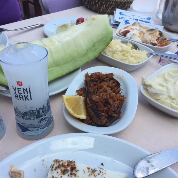 รูปภาพถ่ายที่ Çardak Restaurant โดย EBRU เมื่อ 8/27/2017