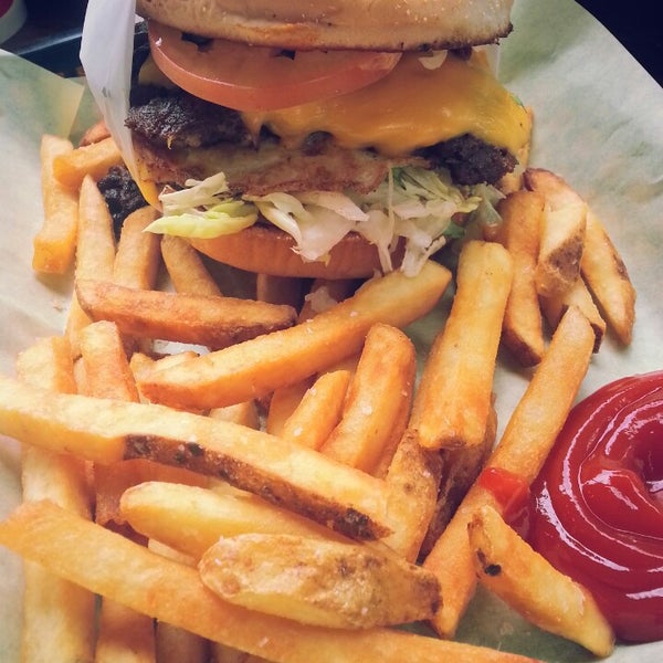 Foto scattata a Killer Burger da Tiffany C. il 5/3/2014