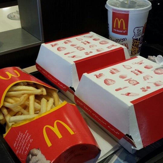 รูปภาพถ่ายที่ McDonald&#39;s โดย Emiel B. เมื่อ 2/22/2014