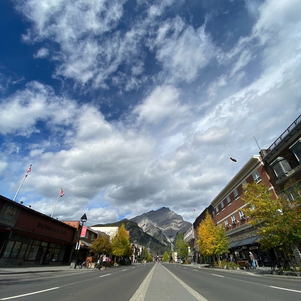 Foto diambil di Town of Banff oleh Abdulrahman pada 9/28/2020