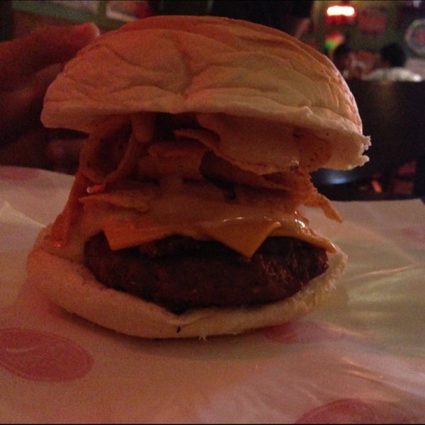 4/28/2013にSamia S.がBarney&#39;s Burgerで撮った写真
