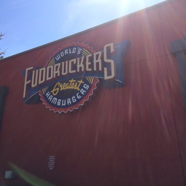 Photo taken at Fuddruckers by Merih Y. on 10/3/2015