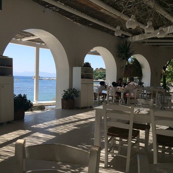 Foto scattata a Elani Beach Restaurant da Merih Y. il 7/20/2015