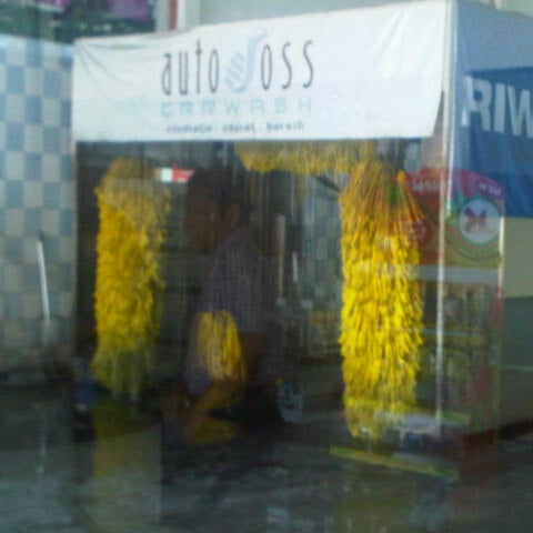 Photo taken at autoJoss car wash by Pietter E. on 9/21/2012