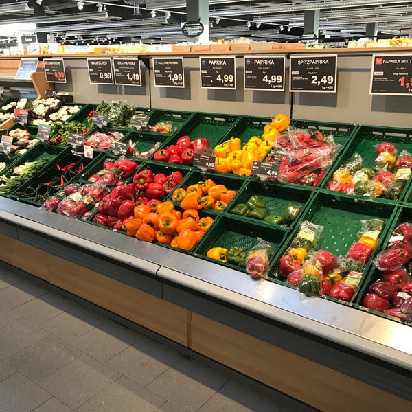 Foto diambil di EDEKA Center Wucherpfennig oleh Micha E. pada 3/16/2017