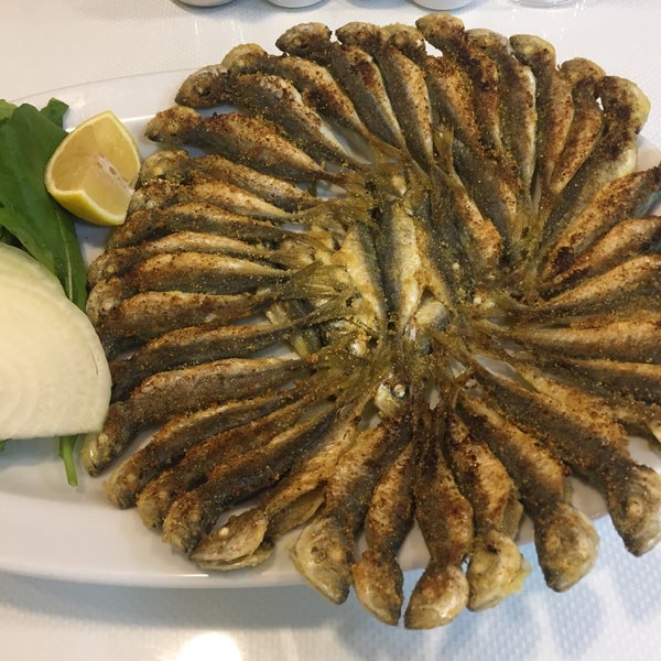 Снимок сделан в Lakerda Balık Restaurant пользователем Akın . 6/6/2021