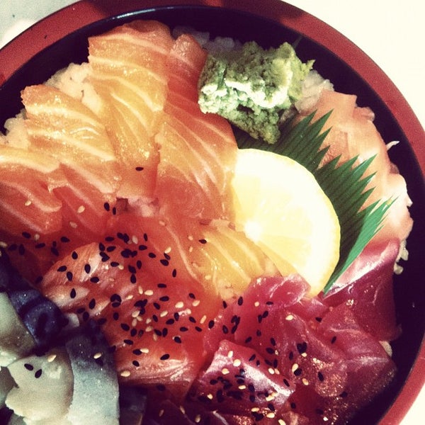 9/22/2012 tarihinde Jo Y.ziyaretçi tarafından Sushi Yamato'de çekilen fotoğraf