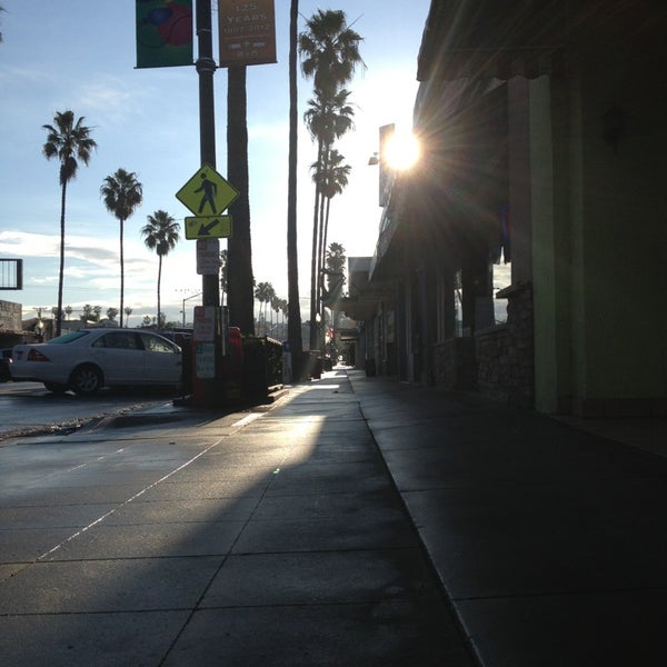 Photo taken at San Diego&#39;s Ocean Beach International Hostel by Choco on 12/30/2012