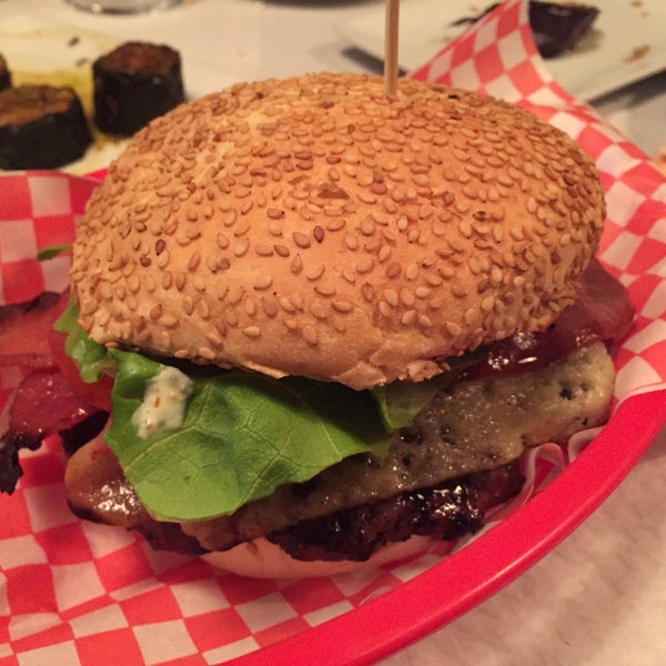 12/4/2015 tarihinde Gábor A.ziyaretçi tarafından La Castanya Gourmet Burger'de çekilen fotoğraf