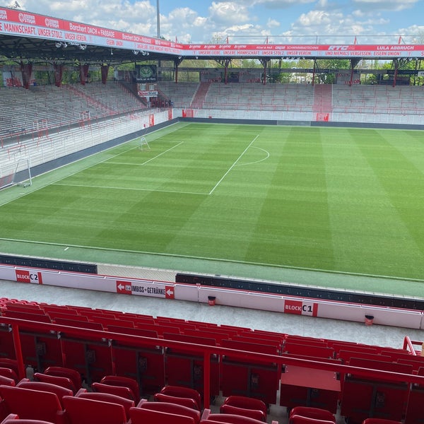 รูปภาพถ่ายที่ Stadion An der Alten Försterei โดย Inna M. เมื่อ 5/6/2022