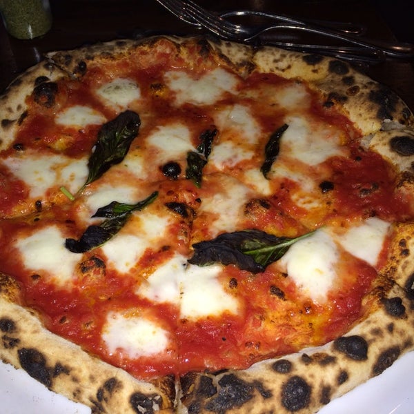 Foto tirada no(a) PD Pizza por Lindsey P. em 6/9/2014