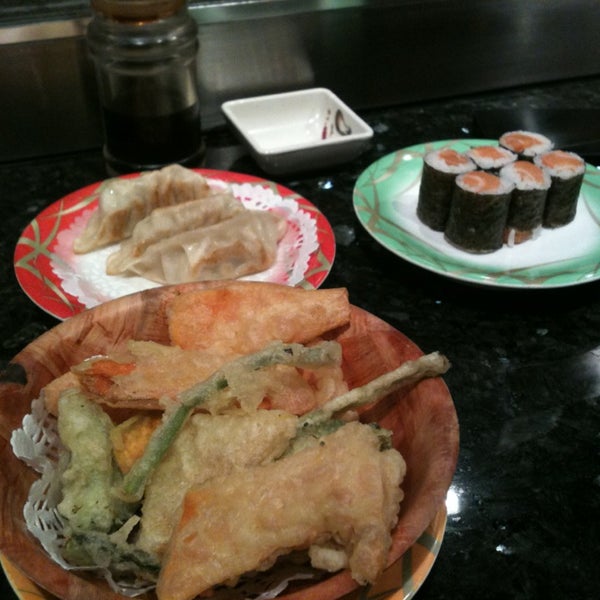 Photo prise au Sushi Zone par Shelah Anne &quot;Marina&quot; W. le12/15/2013