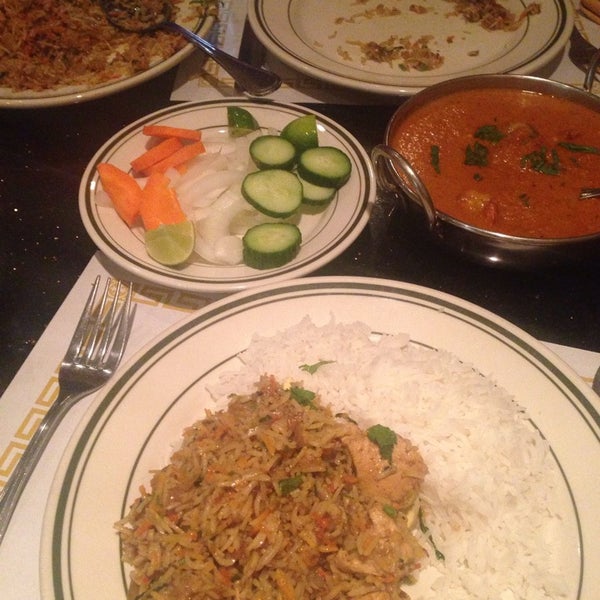 รูปภาพถ่ายที่ Neeta&#39;s Indian Cuisine โดย J. A. เมื่อ 10/25/2013