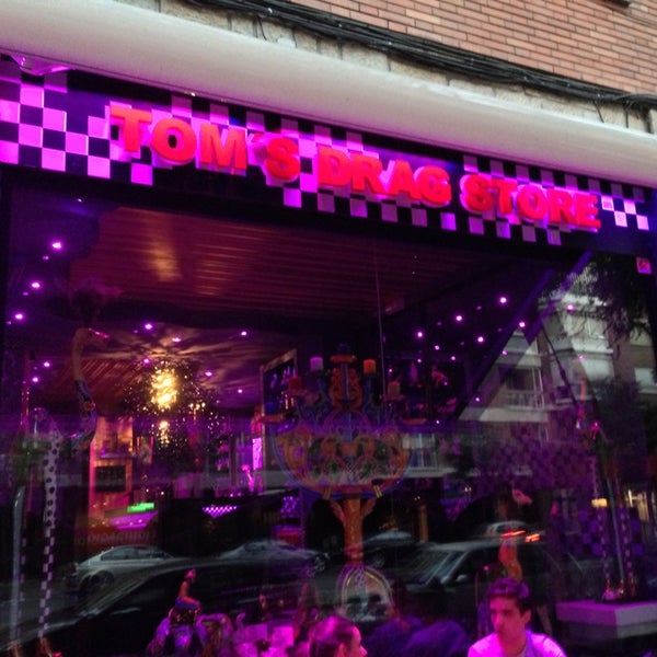 Foto tirada no(a) Tom&#39;s Bar &amp; Drag Store por Ana @. em 7/12/2013